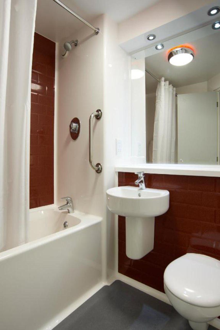 Travelodge Cardiff Central Queen Street Εξωτερικό φωτογραφία