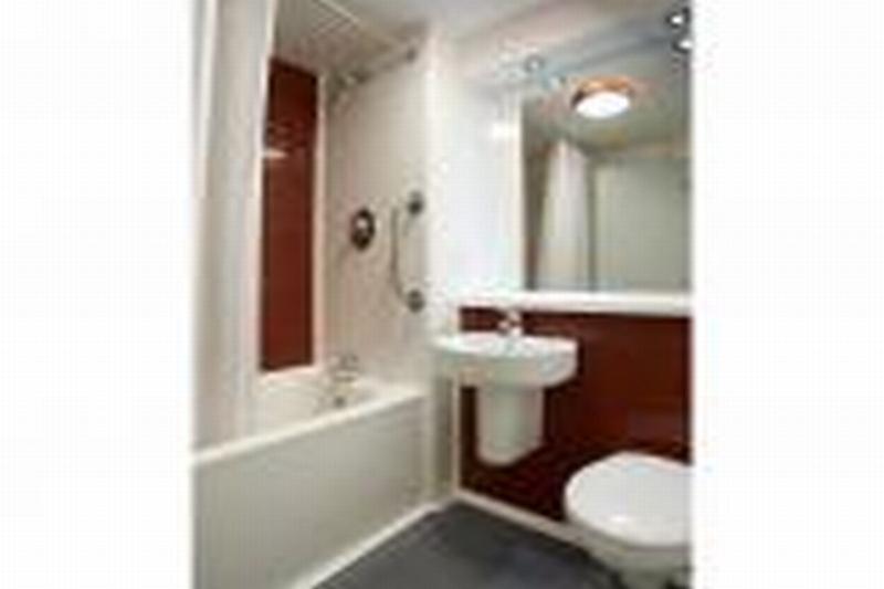 Travelodge Cardiff Central Queen Street Εξωτερικό φωτογραφία