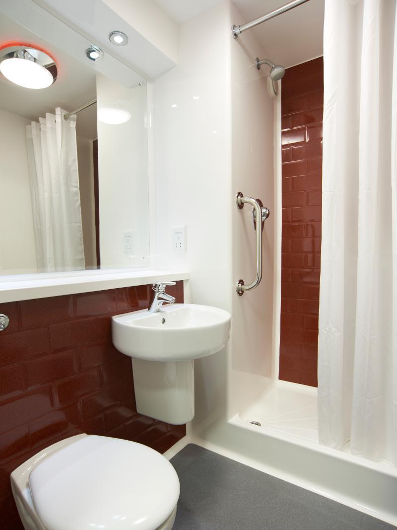 Travelodge Cardiff Central Queen Street Εξωτερικό φωτογραφία