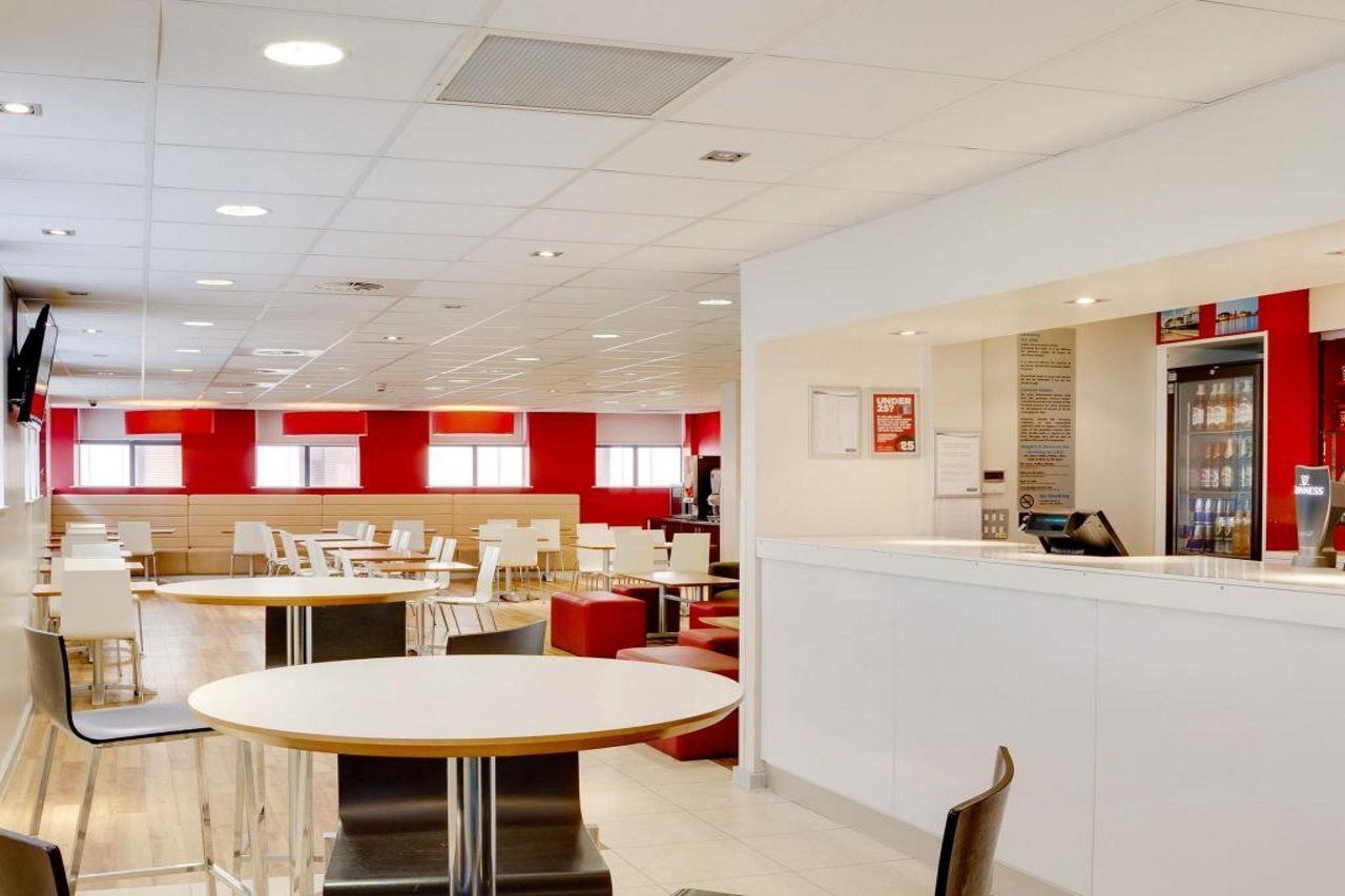 Travelodge Cardiff Central Queen Street Εξωτερικό φωτογραφία