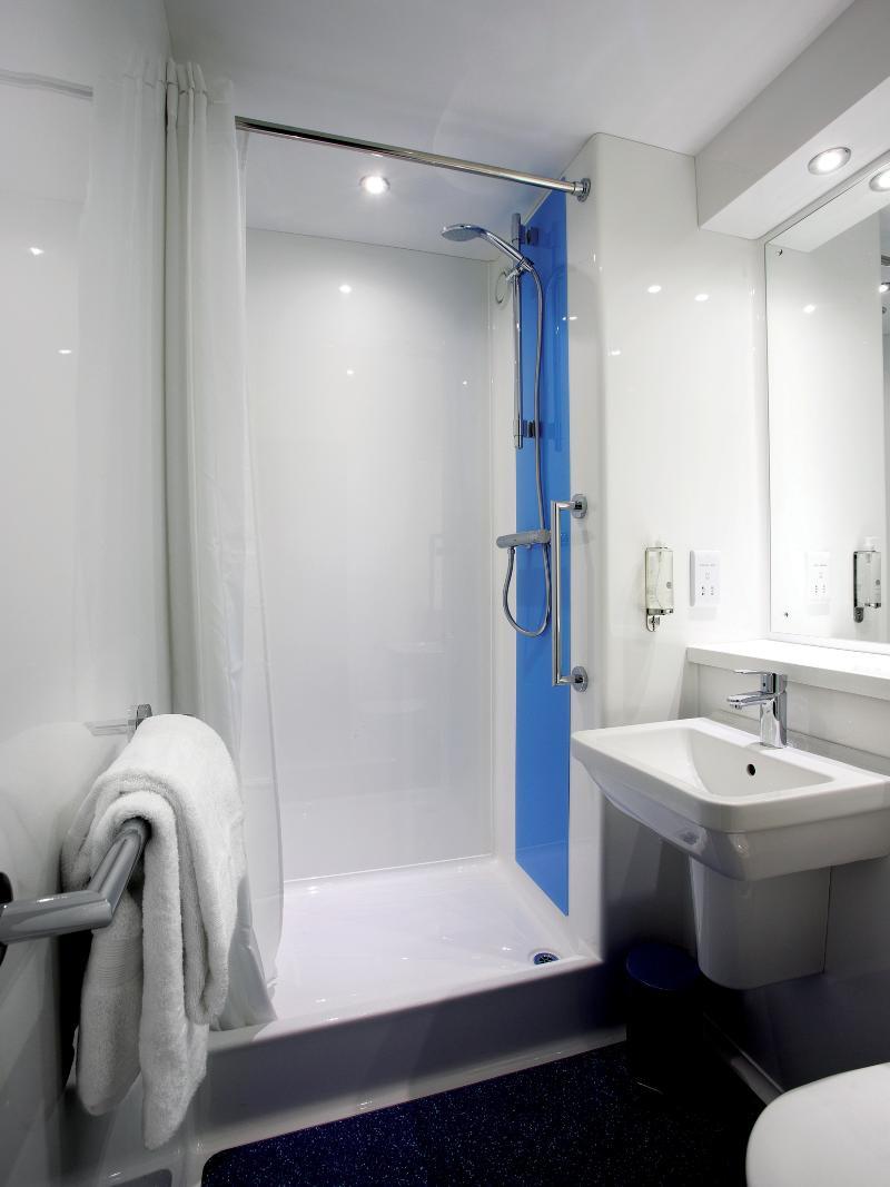 Travelodge Cardiff Central Queen Street Εξωτερικό φωτογραφία